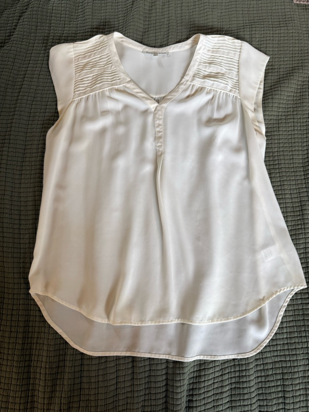 Daniel Rainn Cream Sleeveless V-Neck Pintuck Blouse